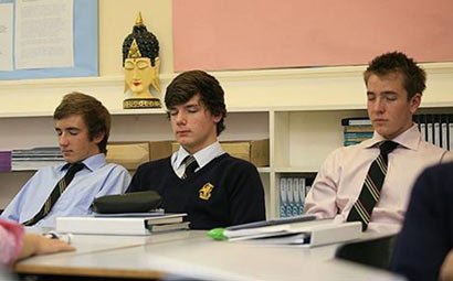 英美中小学推崇打坐冥想缓解学生压力